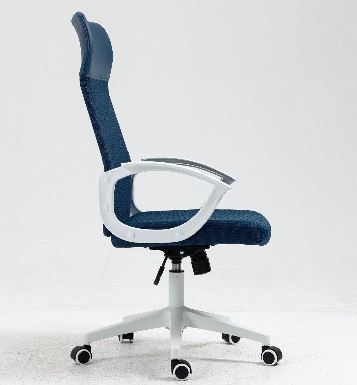 Sillón de oficina VERTON, blanco, malla y asiento azul oscuro