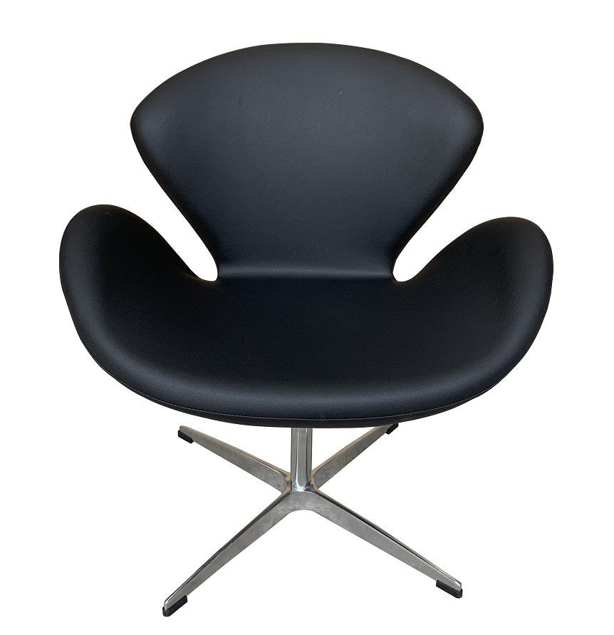 Sillón SW, tapizado en similpiel negra
